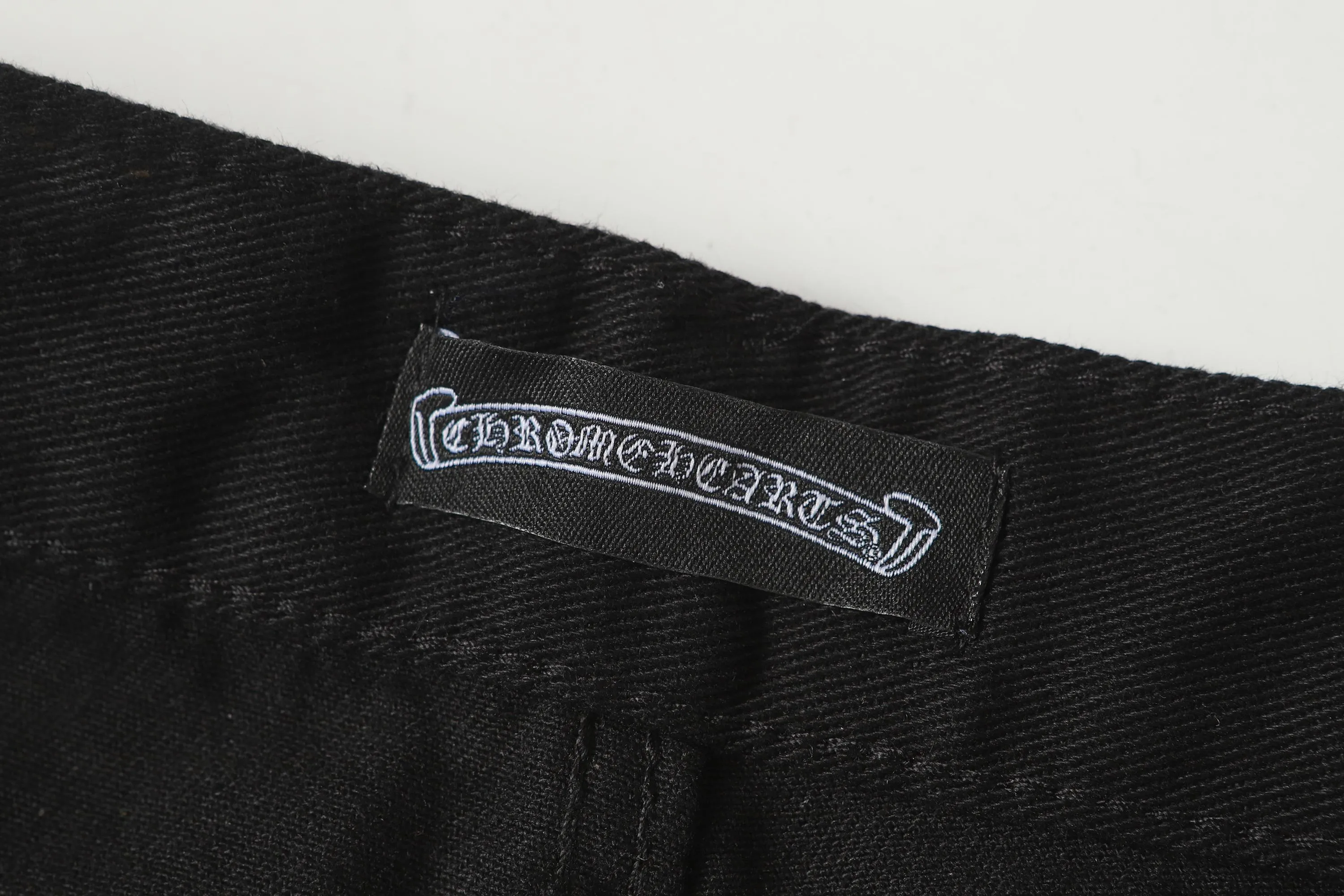 P256 Actual photo [High quality] Code: LH008 Color: Picture color Size: S to XXXL -Chrome Hearts/Chrome Hearts Classic colored leather cross washed color cloth unisex denim trousers -Vibe style straight stacked god-level version -Carbon fine bias denim color cloth -A complete set of vintage vintage hardware - Chrome Hearts high version uses high ounce custom fabrics, enzyme washing and soft color fixation, soft and thick to wear The details are all produced by pure hand polishing and craftsmanship. All-over jacquard fabrics have unique design styles. Multiple processes create a full retro feel. Niche unique non-colliding shirts. Customized old spray-painted buttons. Every detail is crafted with craftsmanship. Size Pants length Waist Hips Unit cm S 98 68 100 M 99 72 104 L 100 76 108 XL 101 80 112 XXL 102 84 116 XXXL 103 88 120